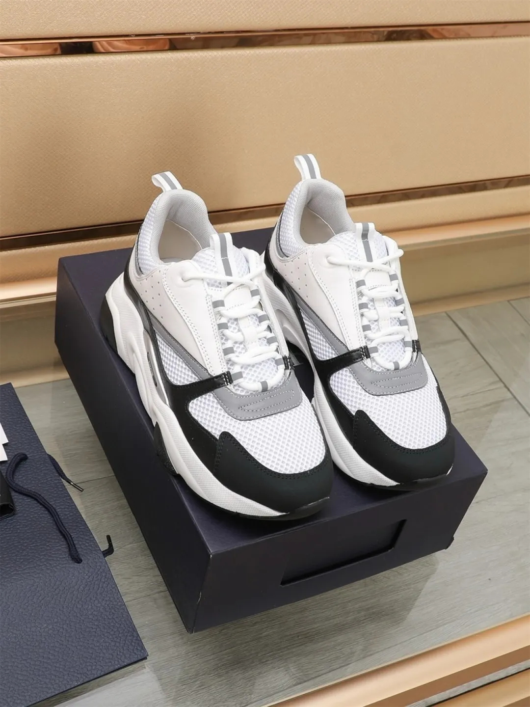 Men's shoes 💰P460💰【Dior】Dior✨ is online at the same time👏 This casual sneaker is a new product in the series and continues Di*r's classic style. The upper is made of original mesh and cow leather, with a two-color textured outsole, and the brand's iconic details on the rear collar and heel to enhance the style. Fashionable and versatile. Wear it with jeans or slacks for a casual look. Size: 38-44 (45 customized)